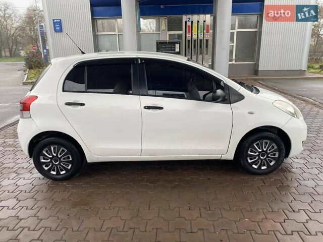Білий Тойота Яріс, об'ємом двигуна 1 л та пробігом 197 тис. км за 5500 $, фото 3 на Automoto.ua
