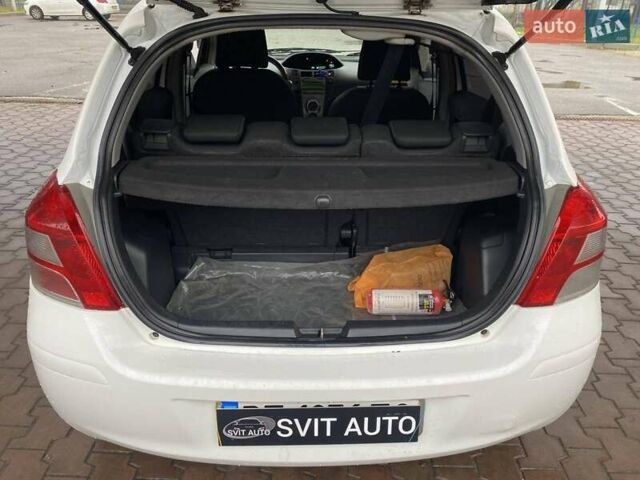 Білий Тойота Яріс, об'ємом двигуна 1 л та пробігом 197 тис. км за 5500 $, фото 24 на Automoto.ua