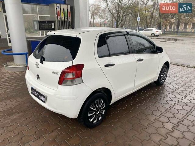 Білий Тойота Яріс, об'ємом двигуна 1 л та пробігом 197 тис. км за 5500 $, фото 5 на Automoto.ua