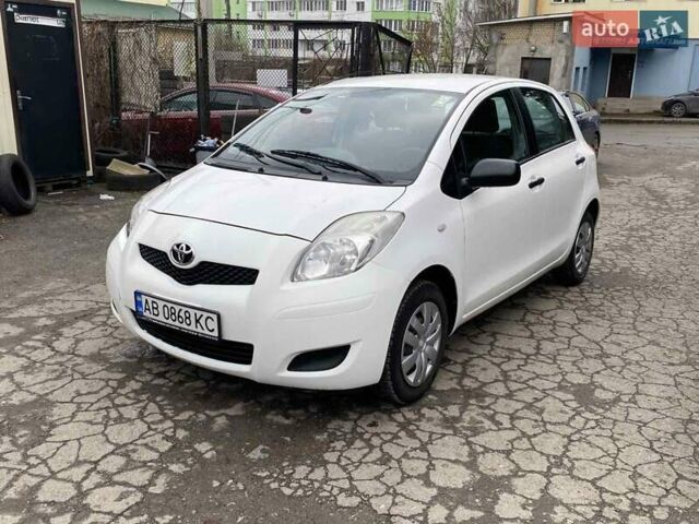 Белый Тойота Ярис, объемом двигателя 1 л и пробегом 214 тыс. км за 4800 $, фото 4 на Automoto.ua