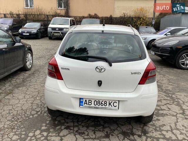 Белый Тойота Ярис, объемом двигателя 1 л и пробегом 214 тыс. км за 4800 $, фото 3 на Automoto.ua
