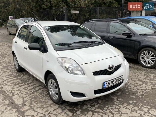 Белый Тойота Ярис, объемом двигателя 1 л и пробегом 214 тыс. км за 4800 $, фото 6 на Automoto.ua