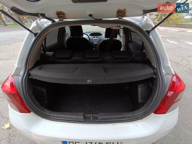Белый Тойота Ярис, объемом двигателя 1 л и пробегом 196 тыс. км за 4800 $, фото 4 на Automoto.ua