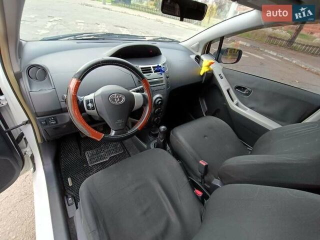 Белый Тойота Ярис, объемом двигателя 1 л и пробегом 196 тыс. км за 4800 $, фото 2 на Automoto.ua