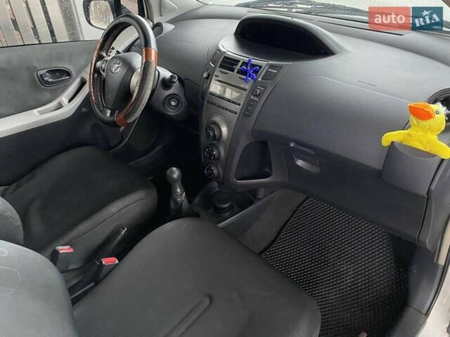 Білий Тойота Яріс, об'ємом двигуна 1 л та пробігом 197 тис. км за 5500 $, фото 18 на Automoto.ua