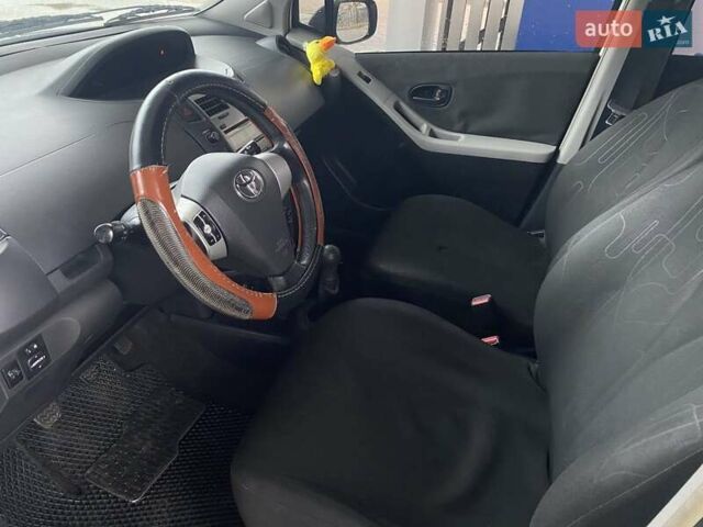 Білий Тойота Яріс, об'ємом двигуна 1 л та пробігом 197 тис. км за 5500 $, фото 13 на Automoto.ua