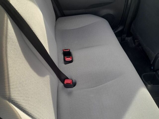 Белый Тойота Ярис, объемом двигателя 1 л и пробегом 87 тыс. км за 7500 $, фото 6 на Automoto.ua