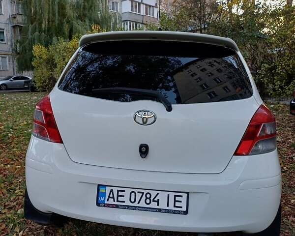 Тойота Ярис 2011 в Киеве на Automoto.ua Белый Тойота Ярис, объемом двигателя 1.3 л и пробегом 177 тыс. км за 7200 $, фото 3 на Automoto.ua