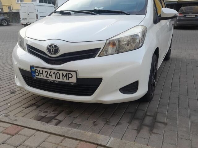 Белый Тойота Ярис, объемом двигателя 1 л и пробегом 87 тыс. км за 7500 $, фото 2 на Automoto.ua