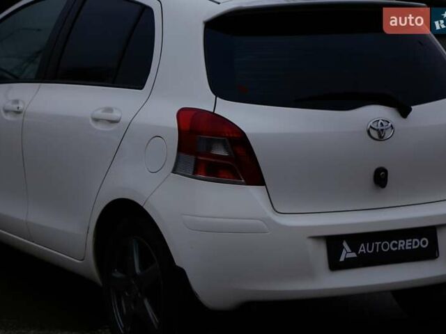 Білий Тойота Яріс, об'ємом двигуна 1.33 л та пробігом 178 тис. км за 6100 $, фото 3 на Automoto.ua