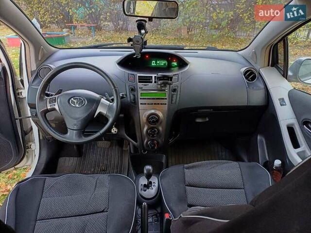 Тойота Ярис 2011 в Киеве на Automoto.ua Белый Тойота Ярис, объемом двигателя 1.3 л и пробегом 177 тыс. км за 7200 $, фото 6 на Automoto.ua