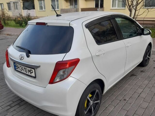 Белый Тойота Ярис, объемом двигателя 1 л и пробегом 87 тыс. км за 7500 $, фото 5 на Automoto.ua