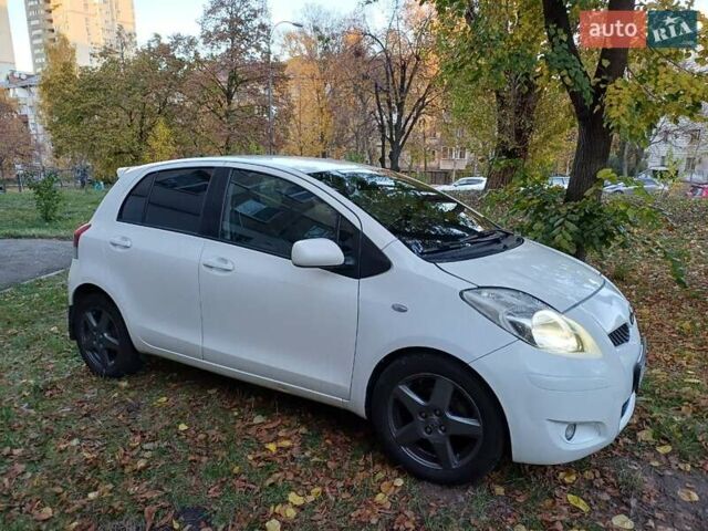 Тойота Ярис 2011 в Киеве на Automoto.ua Белый Тойота Ярис, объемом двигателя 1.3 л и пробегом 177 тыс. км за 7200 $, фото 4 на Automoto.ua