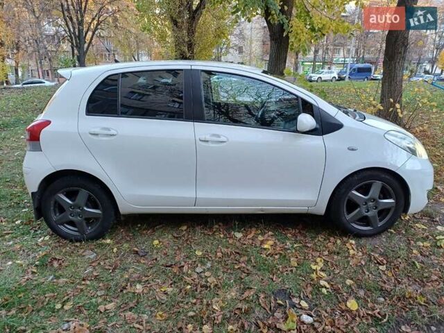 Тойота Ярис 2011 в Киеве на Automoto.ua Белый Тойота Ярис, объемом двигателя 1.3 л и пробегом 177 тыс. км за 7200 $, фото 1 на Automoto.ua