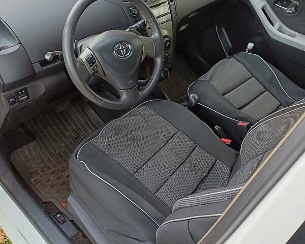 Тойота Ярис 2011 в Киеве на Automoto.ua Белый Тойота Ярис, объемом двигателя 1.3 л и пробегом 177 тыс. км за 7200 $, фото 7 на Automoto.ua