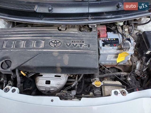 Тойота Ярис 2011 в Киеве на Automoto.ua Белый Тойота Ярис, объемом двигателя 1.3 л и пробегом 177 тыс. км за 7200 $, фото 5 на Automoto.ua