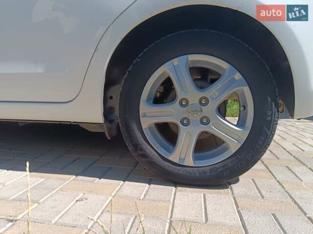 Белый Тойота Ярис, объемом двигателя 1.33 л и пробегом 93 тыс. км за 10500 $, фото 10 на Automoto.ua