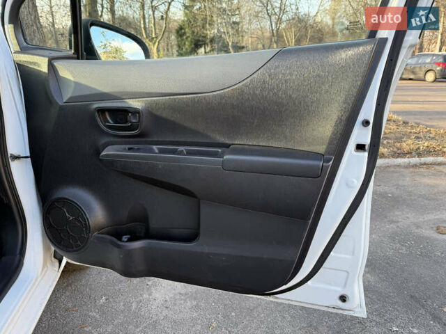 Белый Тойота Ярис, объемом двигателя 1 л и пробегом 249 тыс. км за 5600 $, фото 22 на Automoto.ua