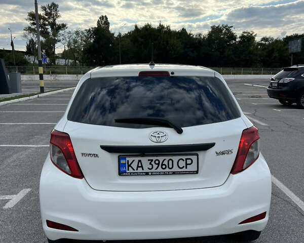 Белый Тойота Ярис, объемом двигателя 1 л и пробегом 249 тыс. км за 6200 $, фото 5 на Automoto.ua
