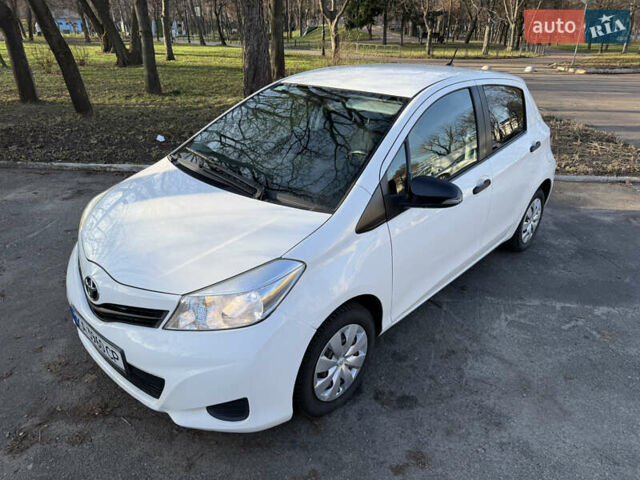 Белый Тойота Ярис, объемом двигателя 1 л и пробегом 249 тыс. км за 5600 $, фото 2 на Automoto.ua