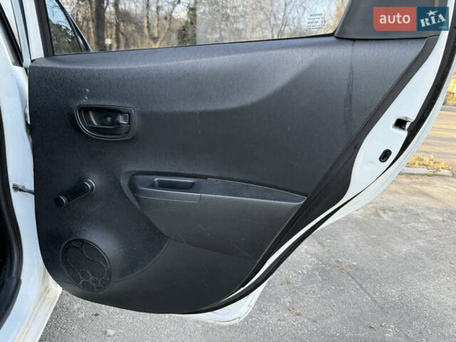 Белый Тойота Ярис, объемом двигателя 1 л и пробегом 249 тыс. км за 5600 $, фото 23 на Automoto.ua