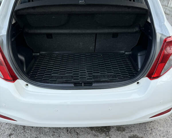 Тойота Ярис 2012 в Киеве на Automoto.ua Белый Тойота Ярис, объемом двигателя 1.3 л и пробегом 96 тыс. км за 11000 $, фото 12 на Automoto.ua