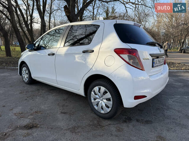 Белый Тойота Ярис, объемом двигателя 1 л и пробегом 249 тыс. км за 5600 $, фото 8 на Automoto.ua