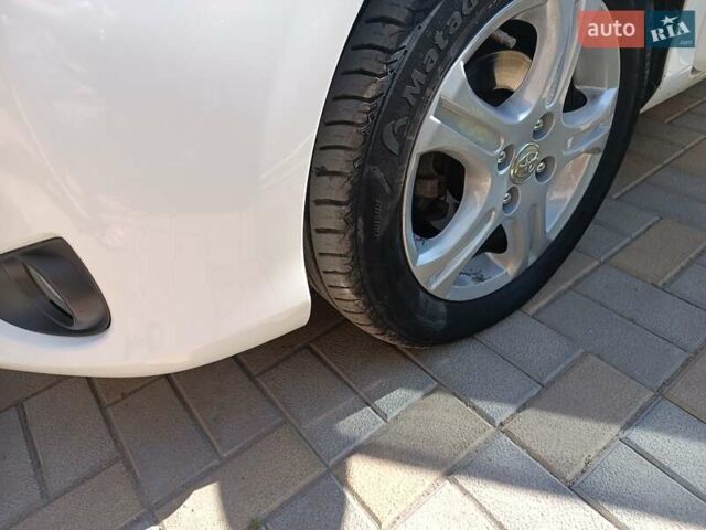 Белый Тойота Ярис, объемом двигателя 1.33 л и пробегом 93 тыс. км за 10500 $, фото 3 на Automoto.ua