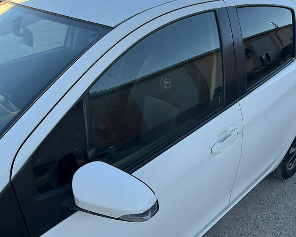 Білий Тойота Яріс, об'ємом двигуна 1.33 л та пробігом 140 тис. км за 9000 $, фото 5 на Automoto.ua