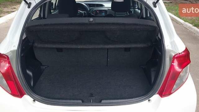 Білий Тойота Яріс, об'ємом двигуна 1.36 л та пробігом 191 тис. км за 7500 $, фото 4 на Automoto.ua