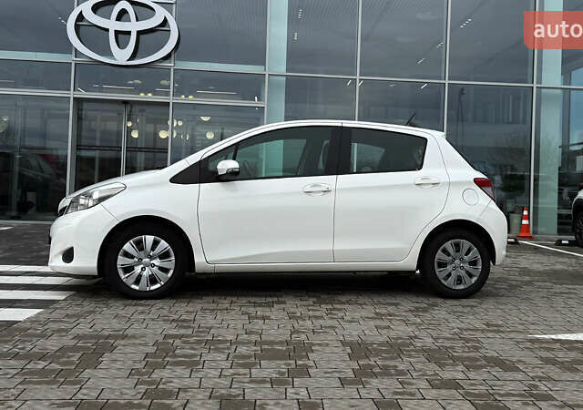 Белый Тойота Ярис, объемом двигателя 1.3 л и пробегом 69 тыс. км за 9600 $, фото 2 на Automoto.ua