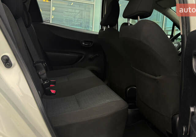 Белый Тойота Ярис, объемом двигателя 1.3 л и пробегом 69 тыс. км за 9600 $, фото 6 на Automoto.ua