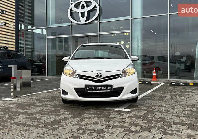 Белый Тойота Ярис, объемом двигателя 1.3 л и пробегом 69 тыс. км за 9600 $, фото 4 на Automoto.ua