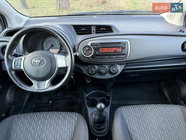 Белый Тойота Ярис, объемом двигателя 1 л и пробегом 249 тыс. км за 5600 $, фото 17 на Automoto.ua