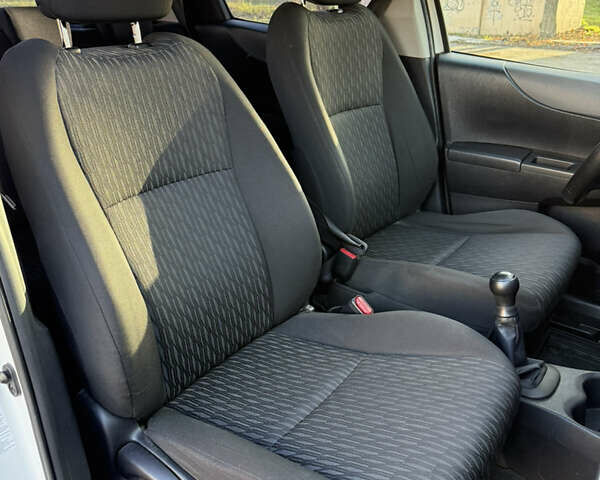 Белый Тойота Ярис, объемом двигателя 1 л и пробегом 249 тыс. км за 5600 $, фото 21 на Automoto.ua