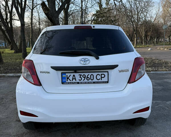 Белый Тойота Ярис, объемом двигателя 1 л и пробегом 249 тыс. км за 5600 $, фото 7 на Automoto.ua