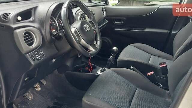 Білий Тойота Яріс, об'ємом двигуна 1.36 л та пробігом 191 тис. км за 7500 $, фото 2 на Automoto.ua