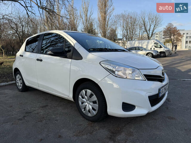 Белый Тойота Ярис, объемом двигателя 1 л и пробегом 249 тыс. км за 5600 $, фото 2 на Automoto.ua