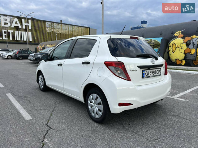 Белый Тойота Ярис, объемом двигателя 1 л и пробегом 249 тыс. км за 6200 $, фото 2 на Automoto.ua