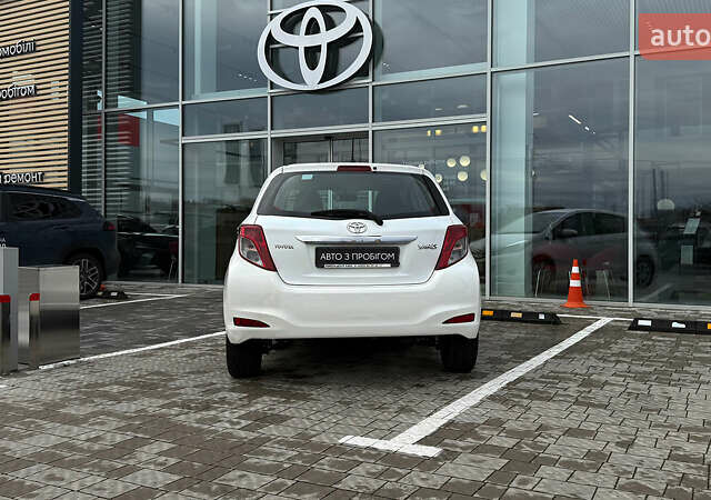 Белый Тойота Ярис, объемом двигателя 1.3 л и пробегом 69 тыс. км за 9600 $, фото 3 на Automoto.ua