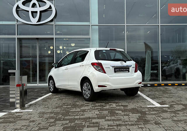 Белый Тойота Ярис, объемом двигателя 1.3 л и пробегом 69 тыс. км за 9600 $, фото 1 на Automoto.ua