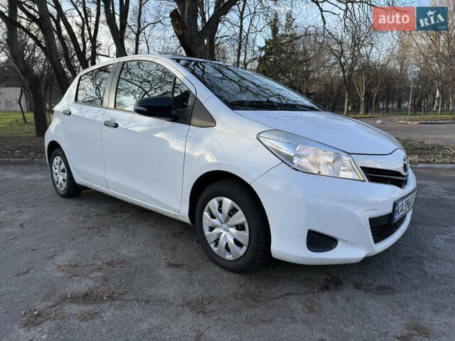 Белый Тойота Ярис, объемом двигателя 1 л и пробегом 249 тыс. км за 5600 $, фото 3 на Automoto.ua