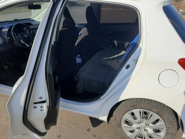 Белый Тойота Ярис, объемом двигателя 1.4 л и пробегом 48 тыс. км за 8000 $, фото 4 на Automoto.ua