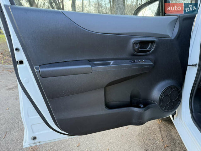 Белый Тойота Ярис, объемом двигателя 1 л и пробегом 249 тыс. км за 5600 $, фото 14 на Automoto.ua