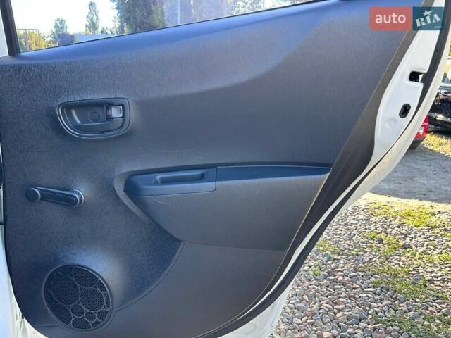 Білий Тойота Яріс, об'ємом двигуна 1.5 л та пробігом 225 тис. км за 10500 $, фото 30 на Automoto.ua