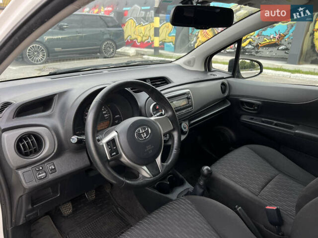 Белый Тойота Ярис, объемом двигателя 1 л и пробегом 249 тыс. км за 6200 $, фото 11 на Automoto.ua