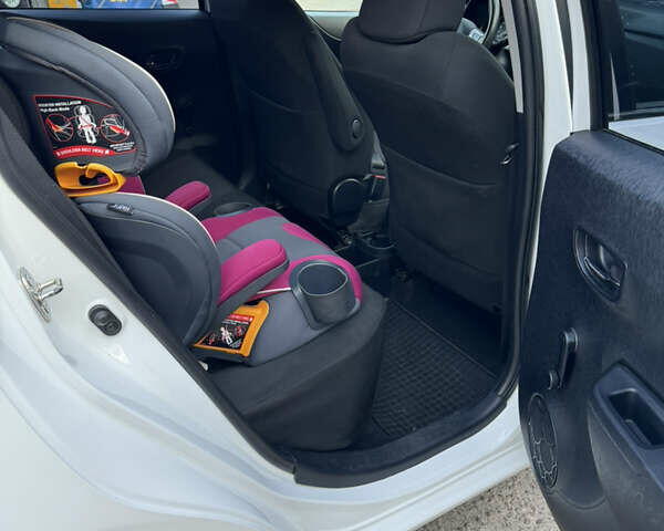 Тойота Ярис 2012 в Киеве на Automoto.ua Белый Тойота Ярис, объемом двигателя 1.3 л и пробегом 96 тыс. км за 11000 $, фото 11 на Automoto.ua