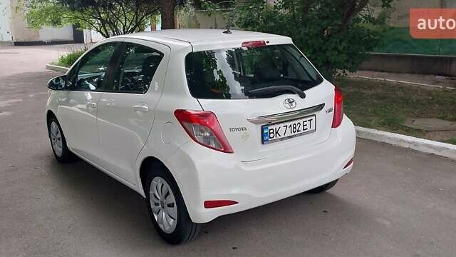 Білий Тойота Яріс, об'ємом двигуна 1.36 л та пробігом 191 тис. км за 7500 $, фото 8 на Automoto.ua