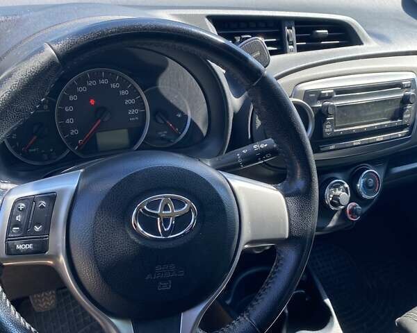 Білий Тойота Яріс, об'ємом двигуна 1 л та пробігом 254 тис. км за 7000 $, фото 4 на Automoto.ua