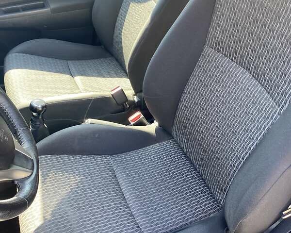 Білий Тойота Яріс, об'ємом двигуна 1 л та пробігом 254 тис. км за 7000 $, фото 6 на Automoto.ua